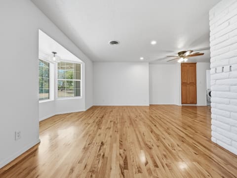 Photograph 6 of 6866 Oak St