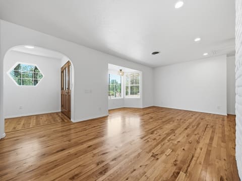 Photograph 7 of 6866 Oak St
